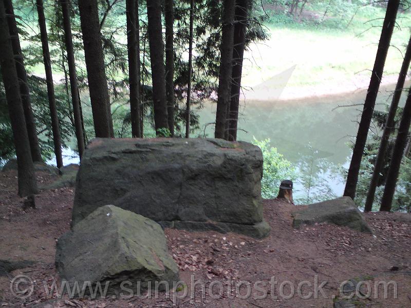 les-kralovstvi-11.jpg - Kus skal při levém břehu přehradní nádrže jako by byly někým vytesány.