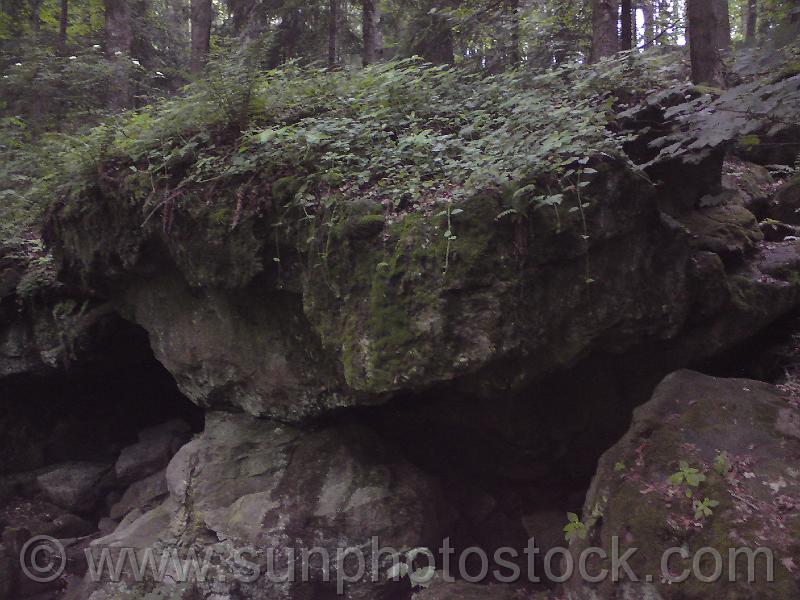 les-kralovstvi-15.jpg - Shora je levobřežní skalní sluj pěkně krytá.