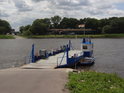 Přívozní plavidlo je připravené přijmoput cestijící, Labe, Tochheim – Breitenhagen.