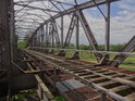 Most tento přes Labe býval železniční. Je postupně rozebírán, zde schází kolejnice i drobné kolejivo.