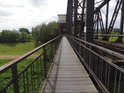 Přechod pro pěší a cyklisty zůstal na bývalém železničním mostě u Barby ještě zachován.