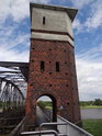 Zděná strážní věž s branou na lávku pro pěší a cyklisty na bývalém železničním mostě přes Labe v Barby.