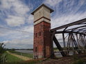 Zděná strážní věž bez brány na bývalém železničním mostě přes Labe v Barby.