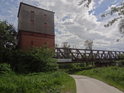 Podjezd cyklostezky pod bývalým železničním mostem přes Labe v Barby, ovšem na pravém břehu.