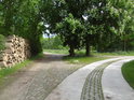 Rozcestí s hromadou metrového dříví na pravobřežní cyklostezce podle Labe u obce Gödnitz.