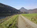 Cesta po pravém břehu Labe u obce Prossen, v pozadí stolová hora Lilienstein..