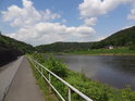 Elberadweg, to je cesta mezi řekou Labe a železniční tratí, Königstein.