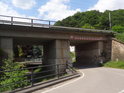 Železniční mostek s podjezdem cyklostezkou u soutoku Labe / Pehna v obci Thürmsdorf.