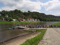 Turisté trpělivě čekají u přívozu přes Labe Weißig – Kurort Rathen.