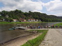 Turisté trpělivě čekají u přívozu přes Labe Weißig – Kurort Rathen.