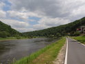 Cyklostezka po levém břehu Labe nad městem Pirna.
