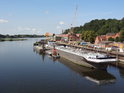 Spodní část Elbe-Lübeck-Kanal slouží jako přístav. Vzadu je vidět Labe.