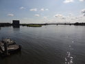 Soutok řeka Labe / Elbe-Lübeck-Kanal, vzadu je vidět železniční most přes Labe.