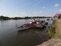 Kotvící lodě při pravém břehu pod soutokem Labe / Elbe-Lübeck-Kanal.