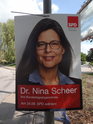V Německu se toho času vedla volební kampaň a tak byly sloupy okrášleny tvářemi kandidátů.