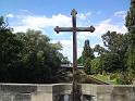 Dřevěný kříž na mostě přes mlýnský náhon v Brandýse nad Labem.
