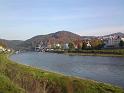 Labe v Děčíně pod Tyršovým mostem. Dále po proudu můžeme spatřit železniční most na trati Děčín hl. n. - Bad Schandau a Stoličnou horu.