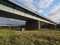 Silniční most přes Labe spojuje městské části Roßlau a Dessau.