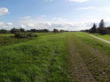 Přejezd pravobřežní hráze Labe u obce Wilkenstorf.