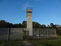 Strážní věž z dob DDR i se zbytky plotu jako muzeální artefakt zašlých časů.