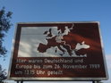 Tady bylo Německo a Evropa až do 26. listopadu 13:15 rozděleno. Tak praví cedule v obci Neu Bleckede u přívozu na jednom z význačných bodů železné opony.