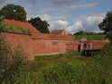 Pevnost Dömitz jižním pohledem mezi keři.