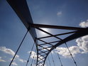 Rozlučme se zasněným pohledem do nebes se Sluncem přes oblouk silničního mostu Dannenberg – Dömitz.