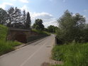 Pevný most cyklostezky přes Döllnitz nad soutokem s řekou Labe.