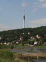 Vysílač Dresden TV tower pohledem přes Labe.