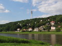 Za Labem a městskou částí Wachwitz se tyčí vysílač Dresden TV tower.