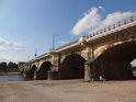 Albertbrücke, kamenný most přes Labe, Dresden, pohled proti proudu.