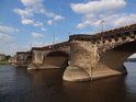 Augustusbrücke, kamenný most přes Labe, Dresden, pohled proti proudu.