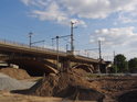 Staveniště na levém břehu pod železničním mostem přes Labe.