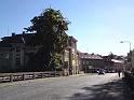 Pohled na ulici Husova přes most Jana Palacha ve Dvoře Králové nad Labem.