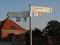 Cyklistický rozcestník na levém břehu Labe v obci Fliegenberg je první potkaný s názvem Hamburg.