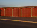 Nádherná cihlová barva zdi, vyvýšené levobřežní hráze Labe v obci Over.