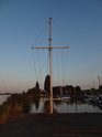Vlajkový stožár jachetní přístavu v levobřežní zátoce Labe u obce Bullenhausen.