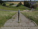 Schody na vnější straně pravobřežní ochranné hráze Labe nad ústím řeky Stör.