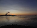 Soutok Labe / Braake ve městě Brunsbüttel před východem Slunce, za ním se nachází Nord-Ostsee-Kanal.