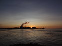 Soutok Labe / Braake ve městě Brunsbüttel za východu Slunce, za ním se nachází Nord-Ostsee-Kanal.