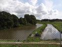 Umělé nádrže tvaru nudle nad ústím řeky Rhin do Labe.