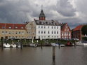 Přístav Binnenhafen a budovy města Glückstadt.