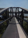 Obloukový ocelový most na pravém břehu Severního Labe zpřístupňuje plovoucí kavárnu.