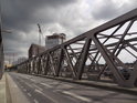 Magdeburger Brücke a mračna nad ním.