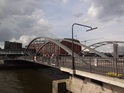Niederbaumbrücke vede přes Binnenhafen.
