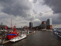 Elbphilharmonie pohledem proti proudu Severního Labe přes Binnenhafen.