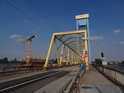 Katwykbrücke je zajímavý most přes Jižní Labe, je totiž smíšený silniční a železniční. Přednost má železnice a když jede vlak, auta čekají jako na přejezdu.
