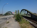 Silniční a železniční most přes Vedelkanal.