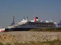 Luxusní zaoceánská osobní loď Queen Mary 2 kotví zrovna v Hamburgu, ale o jakou dočasnost jde, to ještě není jisté.