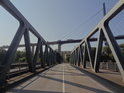 Roßbrücke přes Roßkanal, vysoký most v dáli je Köhlbrandbrücke.